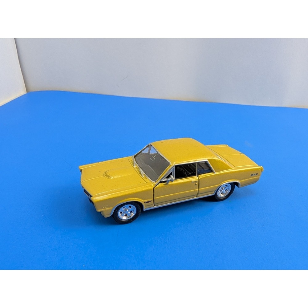 Welly No. 2013 Pontiac 1965 GTO Light Gold Muscle Car Series Die-Cast